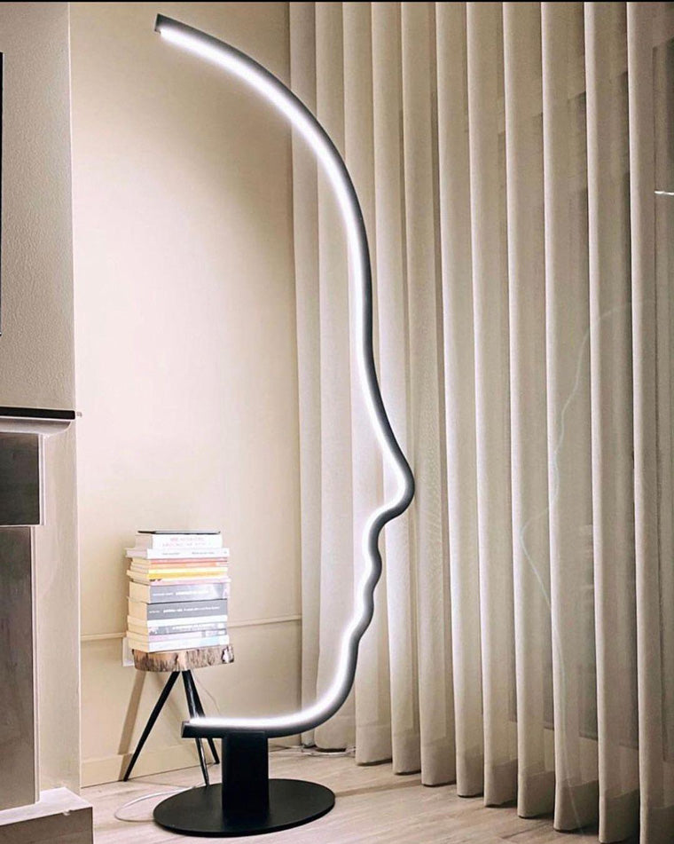 Lámpara de pie escultural con perfil facial WOMO-WM7002