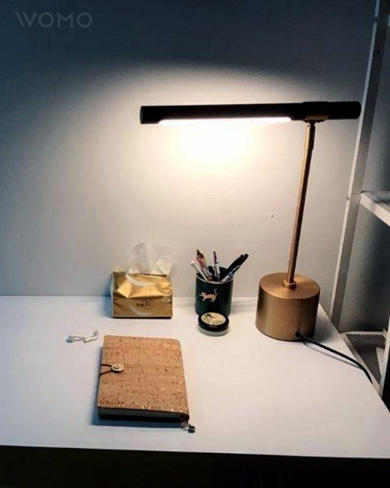 Lámpara de mesa voladiza WOMO con aspecto de nogal - WM8010