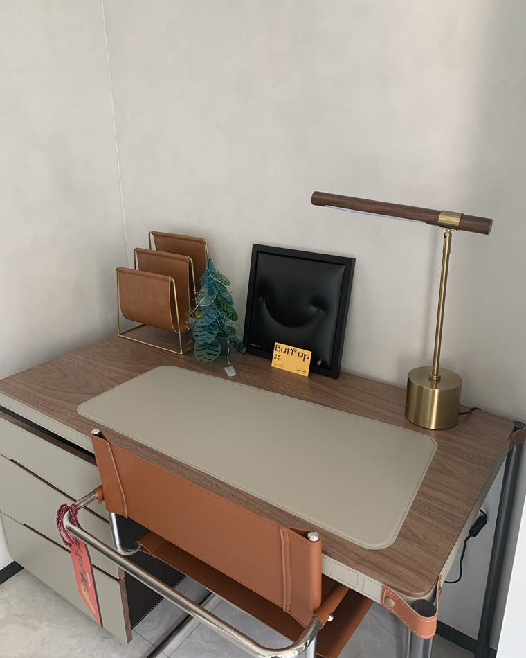 Lámpara de mesa voladiza WOMO con aspecto de nogal - WM8010